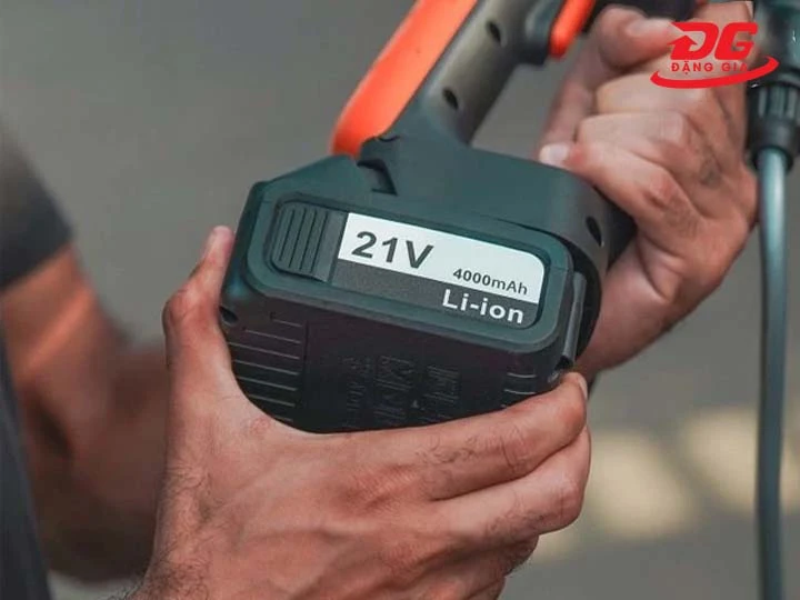 Tháo pin khỏi máy