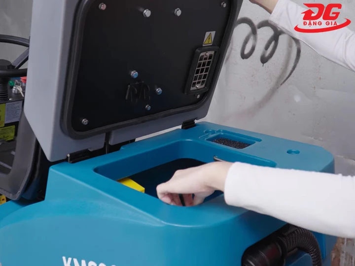 tiến hành vệ sinh làm sạch