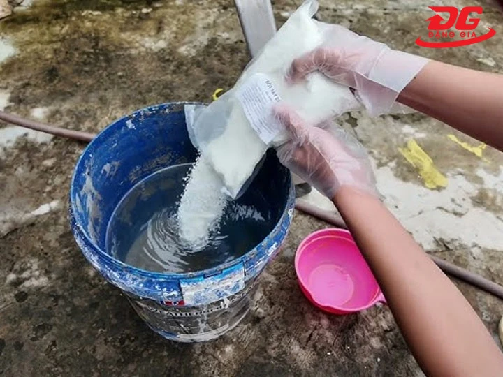 tẩy rêu trên nền xi măng bằng clo
