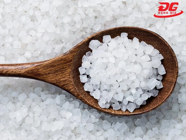 tẩy rêu trên nền xi măng bằng muối