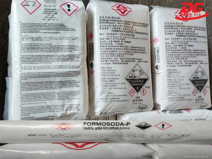 tẩy rêu trên nền xi măng bằng xút