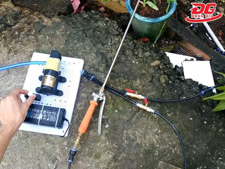 kết nối điện cho máy bơm tăng áp mini 12V