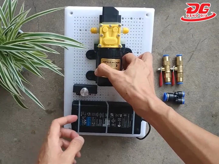 lắp đặt và cố định máy bơm