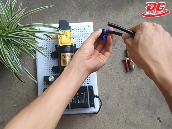 lắp ống nước cho máy bơm tăng áp mini 12V