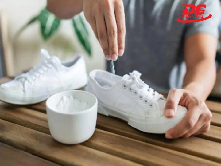 Giặt giày trắng với muối nở