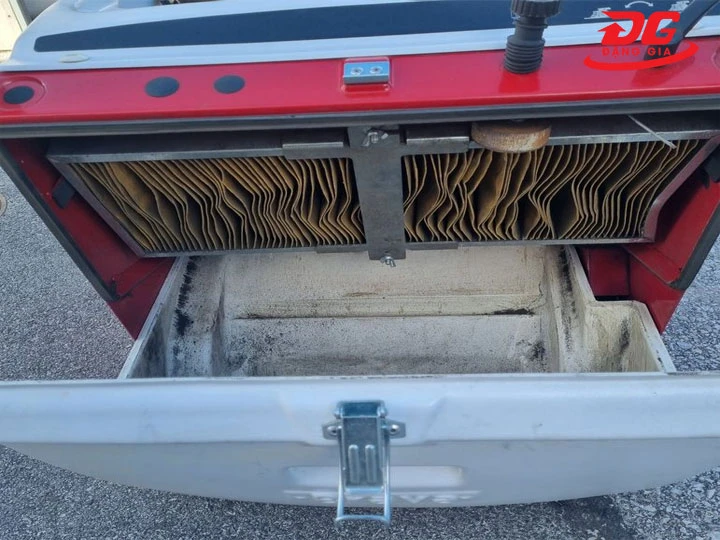 Lắp thùng chứa rác vào đúng vị trí