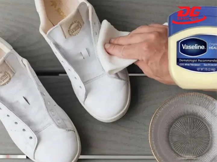 Sử dụng Vaseline giặt giày trắng tại nhà