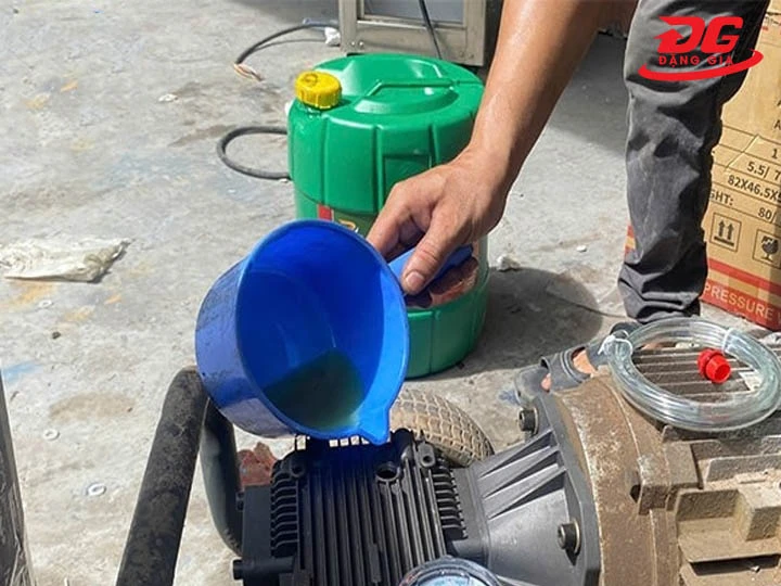 Thay dầu bôi trơn đúng cách