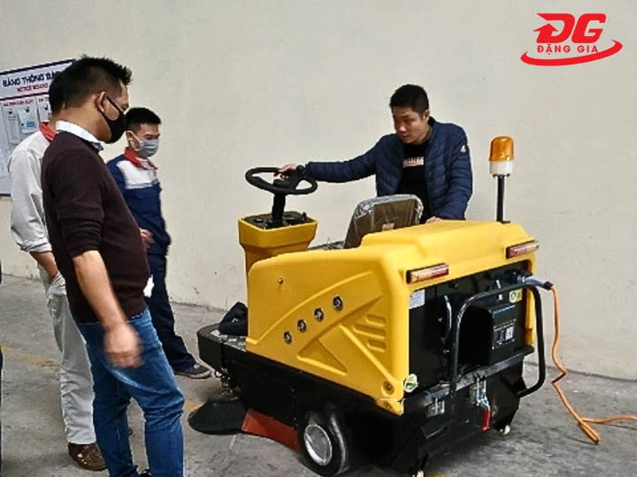 Xe quét rác SWEEPERS Palada PD-580 sủ dụng trong nhà xưởng
