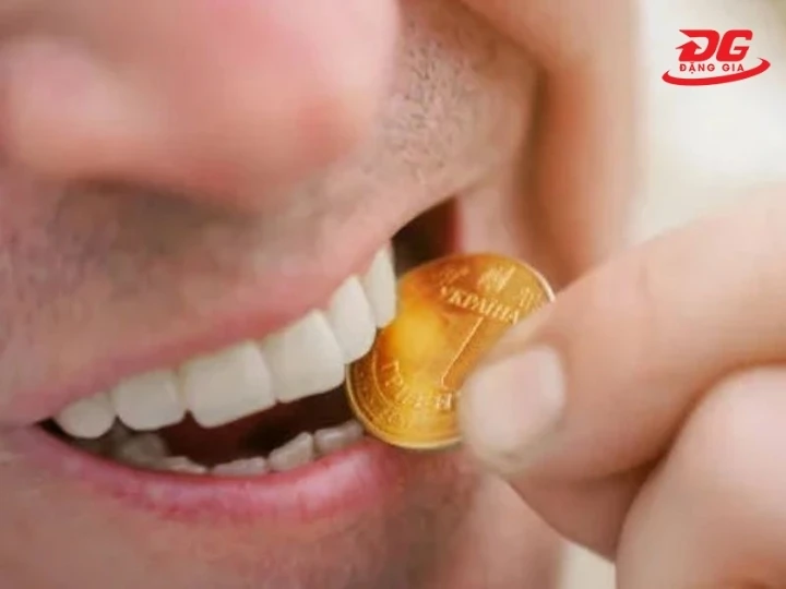 Phương pháp cắn thử vàng được nhiều người áp dụng