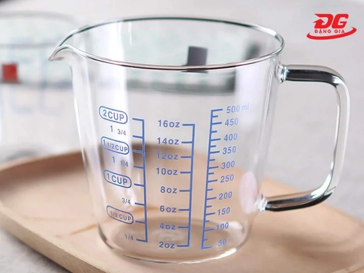 Sử dụng cốc chia vạch khi thử vàng thông qua tỷ trọng