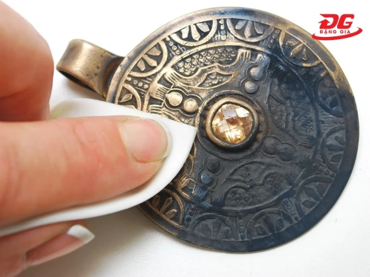 Đồng nguyên chất có thể bị oxy hóa tạo lớp xanh trên bề mặt