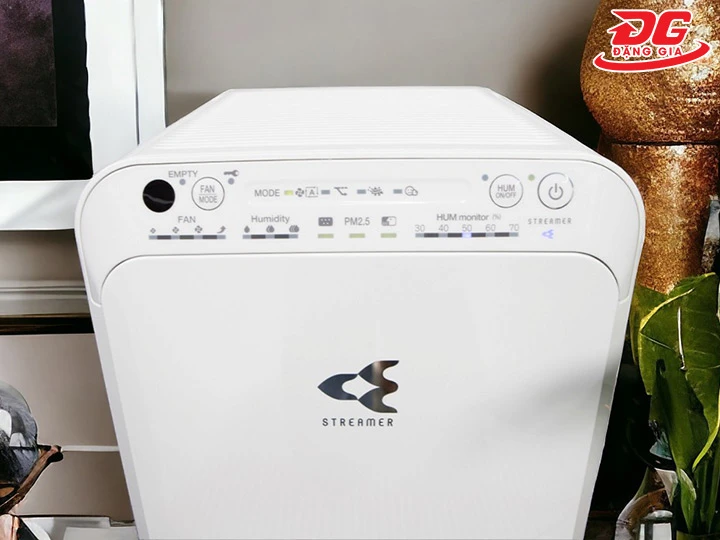 bảng điều khiển của máy lọc không khí Daikin MCK55TVM6
