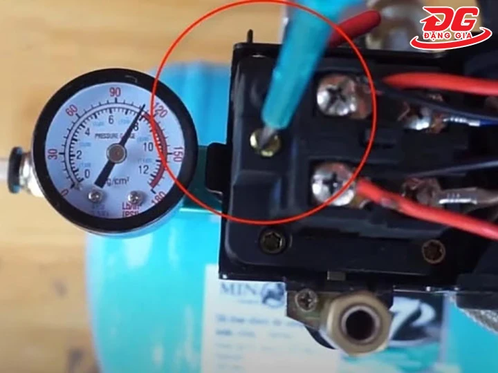 điều chỉnh rơ le áp suất của Máy nén khí Puma GX30100 (3HP)