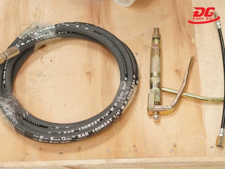 Bạn nên thường xuyên kiểm tra dây dẫn và súng bơm của máy bơm mỡ Palada PD-D1