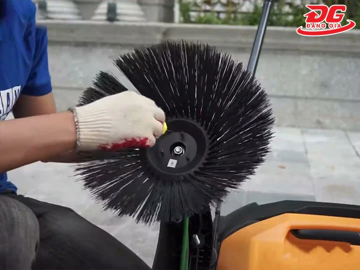 lắp chổi cho Xe quét rác
