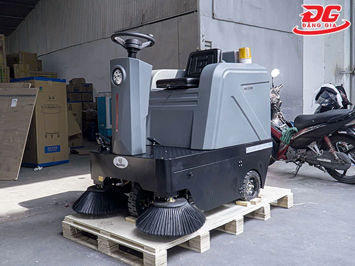 Xe quét rác ngồi lái