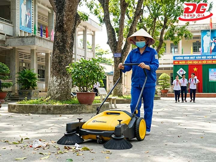 Máy quét rác sân trường