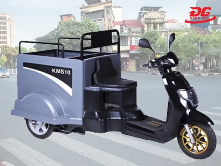 Xe vận hành bằng điện ắc quy nên không gây ồn, không phát khí thải độc hại