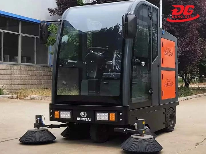 Xe quét rác ngồi lái có cabin