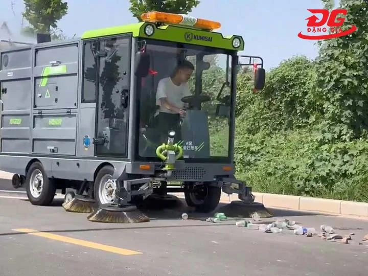 Xe ô tô quét đường hút bụi