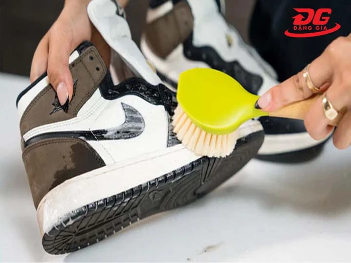 lý do nên vệ sinh giày Jordan 1 đúng cách