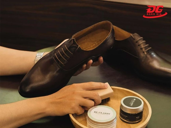 Đánh bóng chuyên sâu giúp giày trông đẹp và mới hơn
