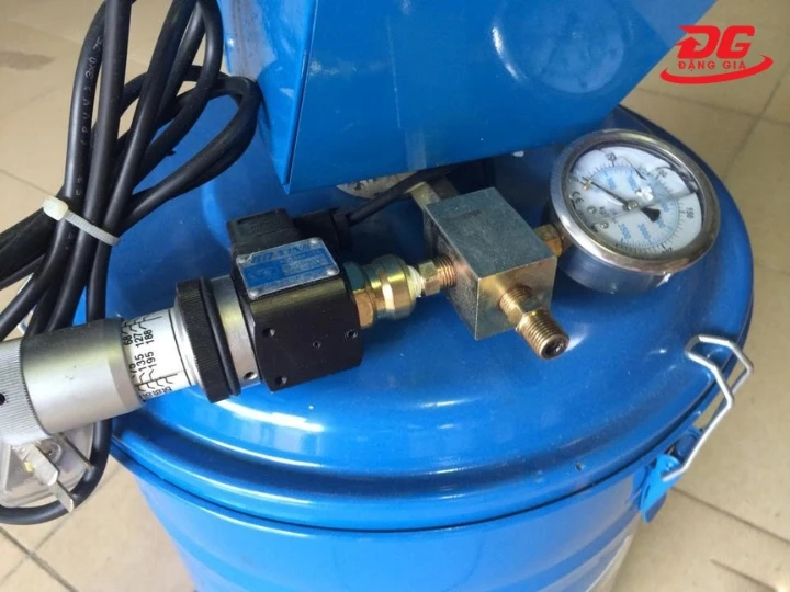 Súng bơm, dây dẫn và đồng hồ đo áp của máy bơm mỡ điện Kocu 40l K6040
