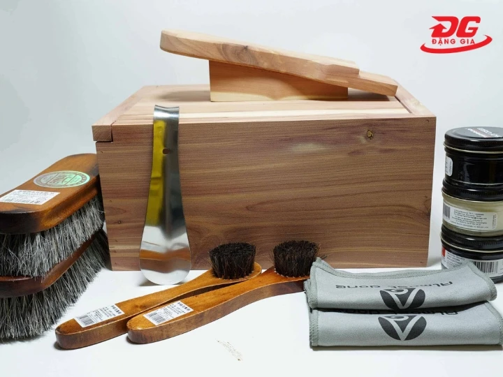 Bộ dụng cụ đánh giày là các vật dụng chuyên dụng được thiết kế để làm sạch, đánh bóng và bảo vệ bề mặt da giày