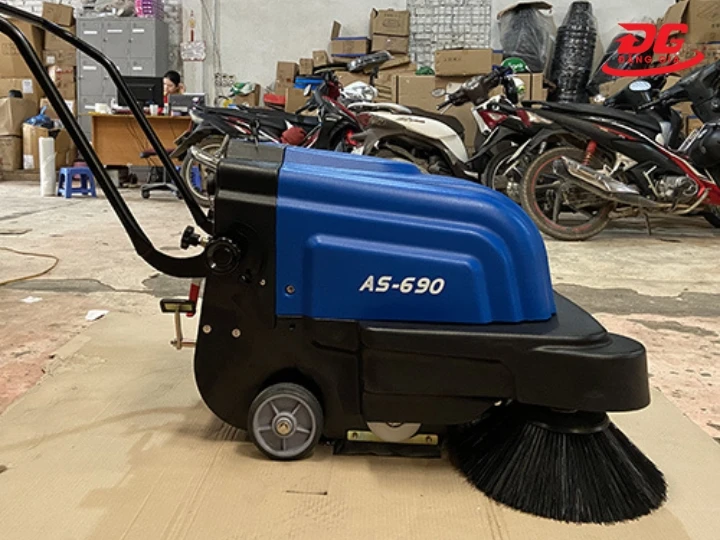 Supper Clean AS-690 vận hành bằng điện ắc quy nên không tốn sức