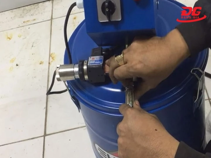 Nguyên lý piston thủy lực một chiều giúp máy bơm mỡ liên tục mà không bị giật cục