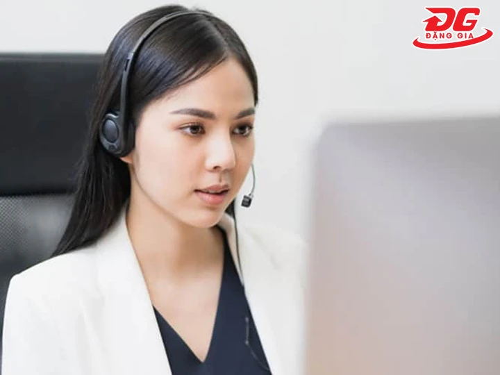 nhân viên tiếp nhận yêu cầu thuê xe quét đường