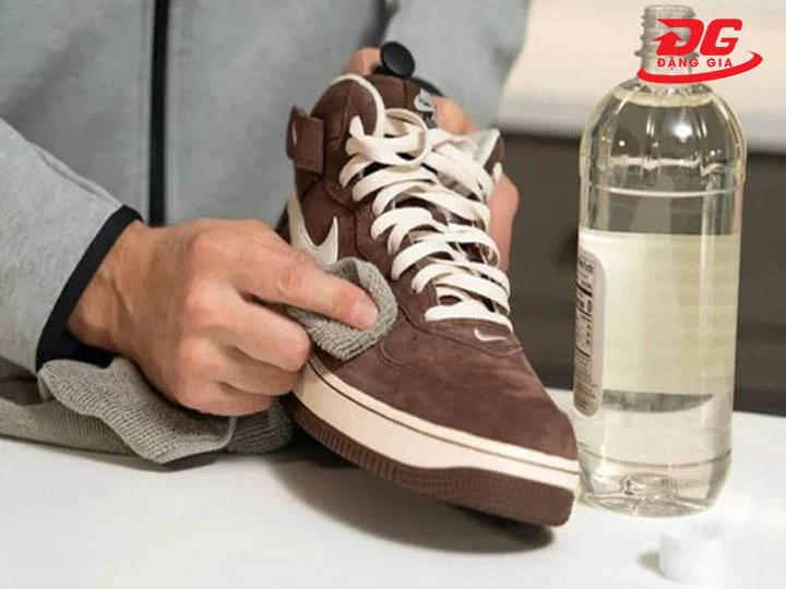 vệ sinh Jordan 1 da lộn