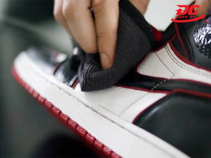 vệ sinh Jordan 1 chất liệu da trơn