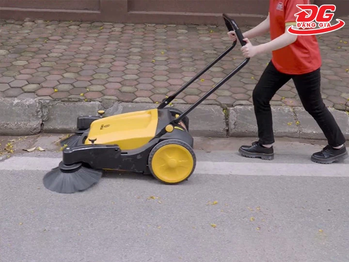  Xe quét đường làm sạch đường phố
