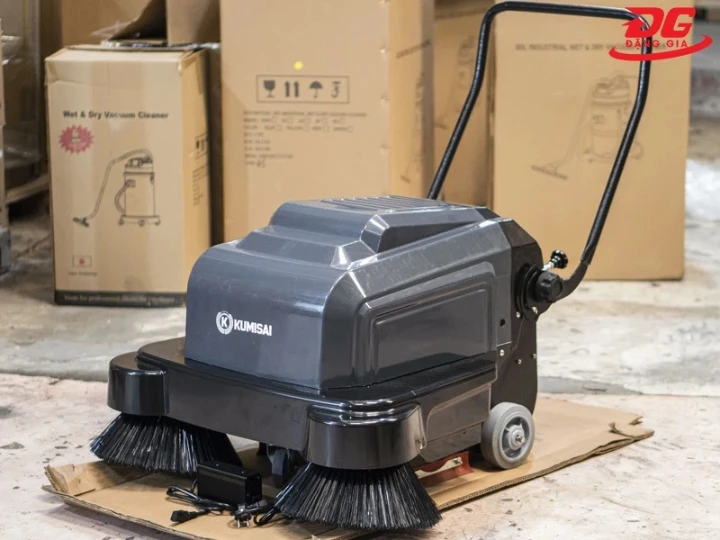 Kumisai KMS-S3 chạy bằng ắc quy nên không tốn sức khi dọn dẹp lá cây, bụi bẩn