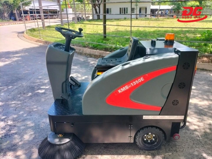Xe quét rác Kumisai KMS-1350E ngồi lái tiện lợi, giảm sức lực khi dọn vệ sinh