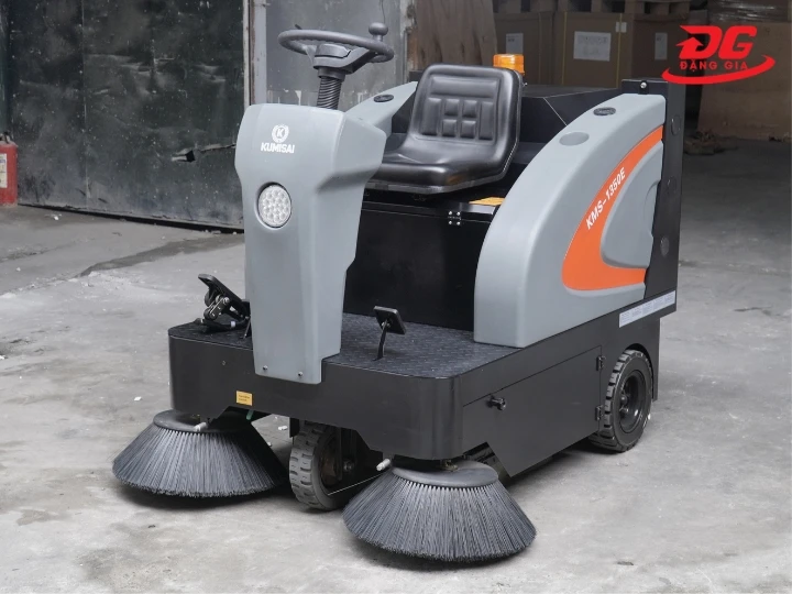 Kumisai KMS-1350E thiết kế kiểu ngồi lái, phù hợp dọn vệ sinh sân trường siêu rộng mà không lo tốn sức