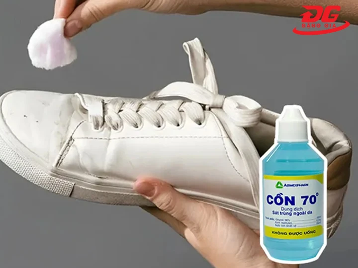 Cách làm sạch giày da trắng bằng cồn