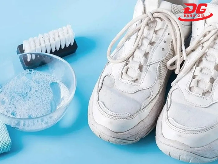 Cách làm sạch giày da trắng bằng dầu gội