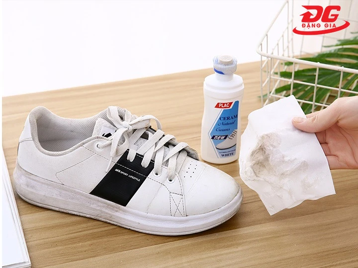 Cách làm sạch giày da trắng bằng xịt chuyên dụng