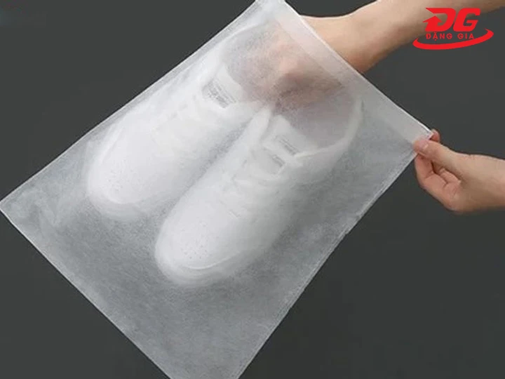 Cách làm sạch giày da trắng bằng ngăn đông