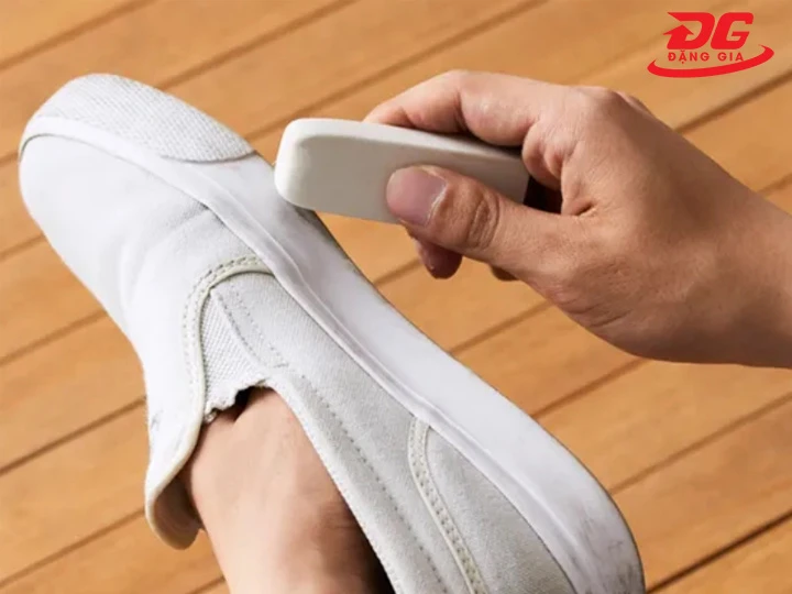 Cách làm sạch giày da trắng bằng tẩy chì