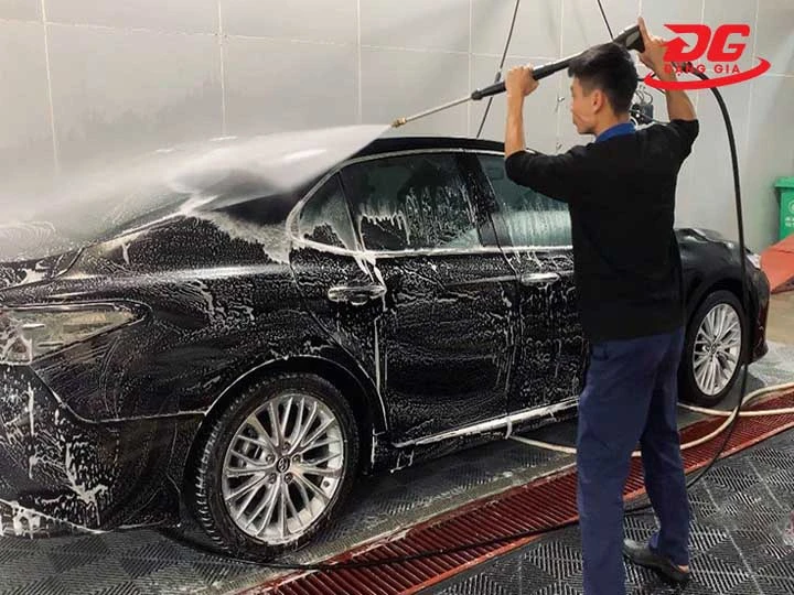 Tiệm rửa xe bọt tuyết 93