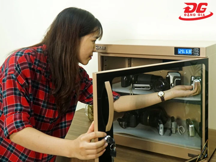 tủ chống ẩm Nikatei NC-80HS Gold Plus vừa vặn