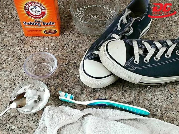 Cách giặt giày Converse bằng baking soda