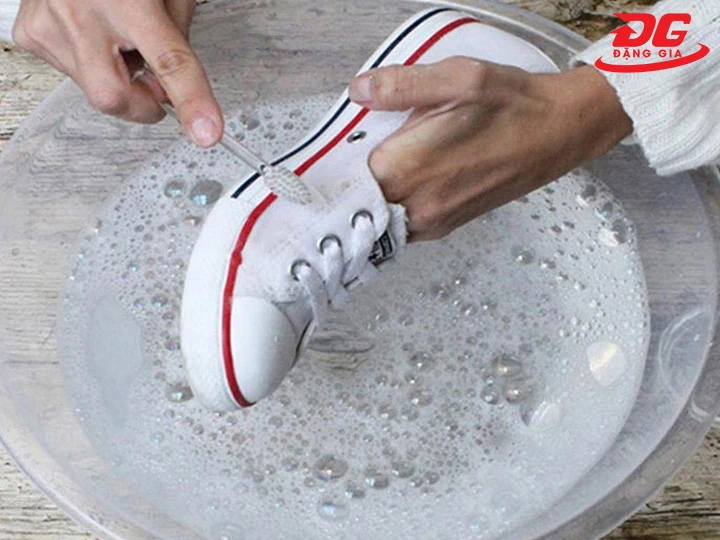 Cách giặt giày Converse bằng bột giặt