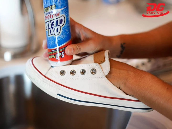 Cách giặt giày Converse bằng chai xịt chuyên dụng