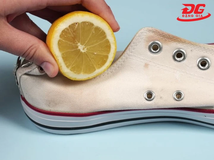 Cách giặt giày Converse bằng chanh