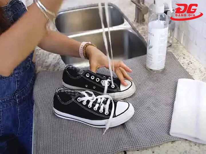 Cách giặt giày Converse bằng dầu gội